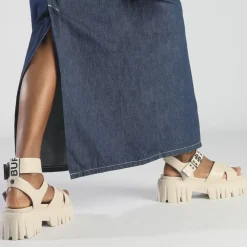 Shop BUFFALO Lion Choker Sandales A Plateforme Veganes Creme