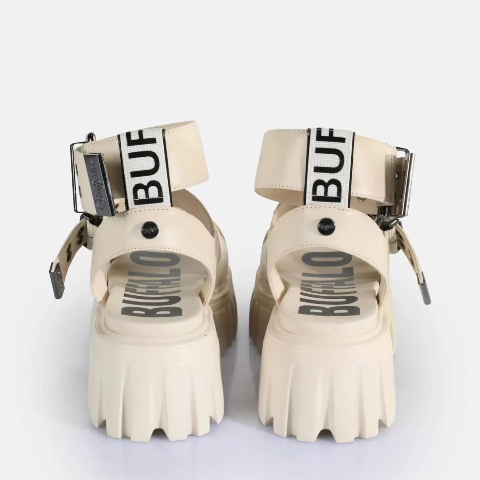 Shop BUFFALO Lion Choker Sandales A Plateforme Veganes Creme